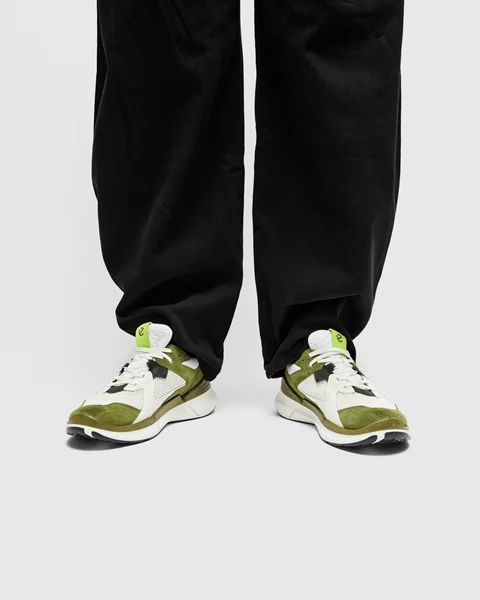 ECCO® BIOM 2.2 Herren Sneaker aus Veloursleder - Grün - Lifestyle_Image_1