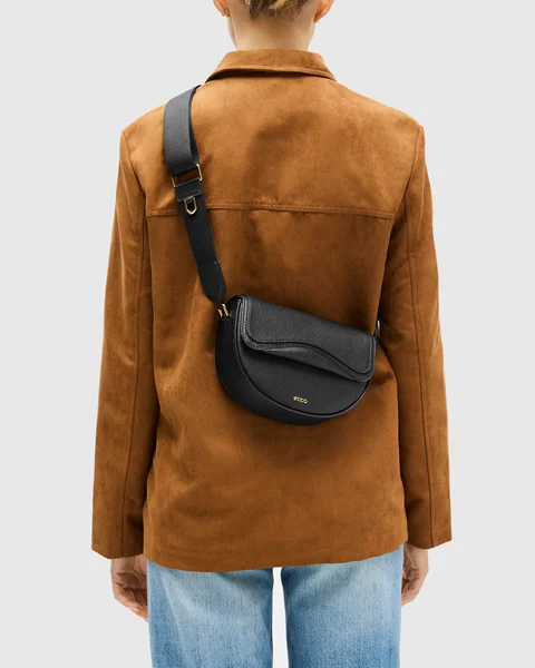 ECCO Saddle Bag - Musta - Lifestyle_Image_1