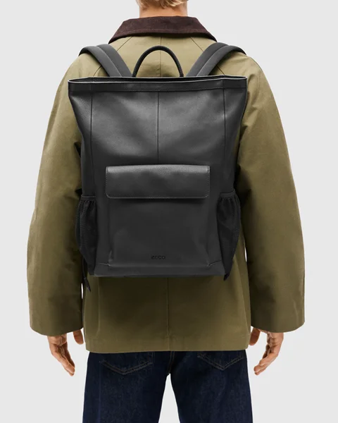 ECCO Square Pack - Black - Lifestyle_Image_1