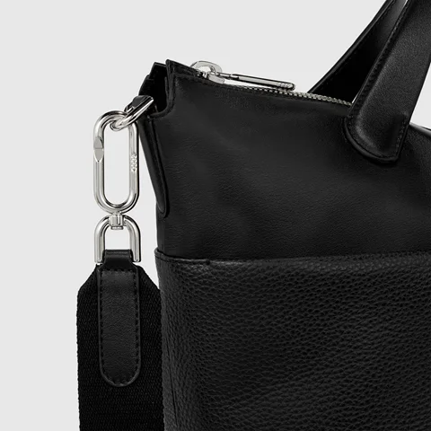 Kožená taška tote ECCO® Textureblock - Černá - Lifestyle