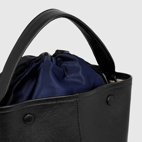 Usnjena vrečasta torba ECCO® Takeaway - črna - Lifestyle