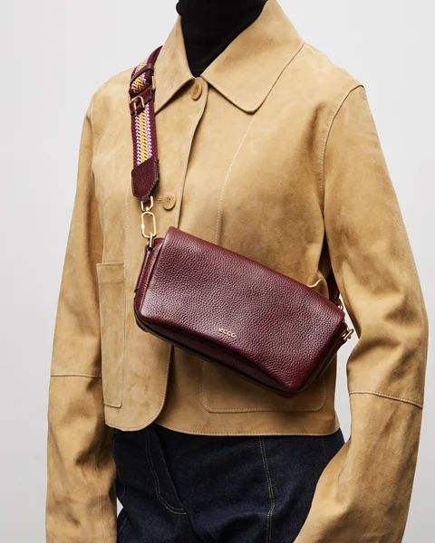 ECCO® Pinch Leather Crossbody Bag - Claret - Lifestyle_Image_1
