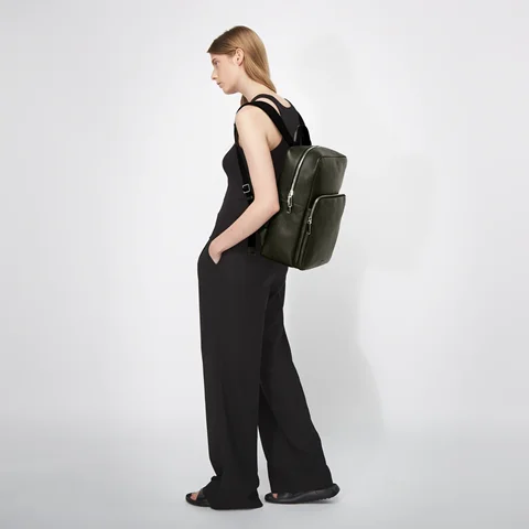 ECCO® Textureblock Quadratischer Rucksack aus Leder - Grün - Lifestyle