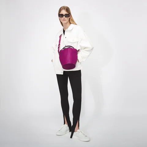 ECCO® Takeaway posetaske i læder - Lilla - Lifestyle 3