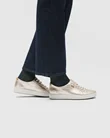 ECCO® Soft 7 Skinnsneaker dam - Guld - Lifestyle_Image_1