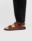 ECCO® Cozmo Sandal med två remmar nubuck herr - Brun - Lifestyle_Image_1
