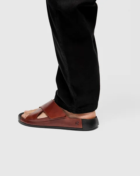 ECCO® Cozmo Skinnsandal herr - Brun - Lifestyle_Image_1