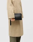 ECCO® Wristlet clutch i læder - Sort - Lifestyle_Image_1